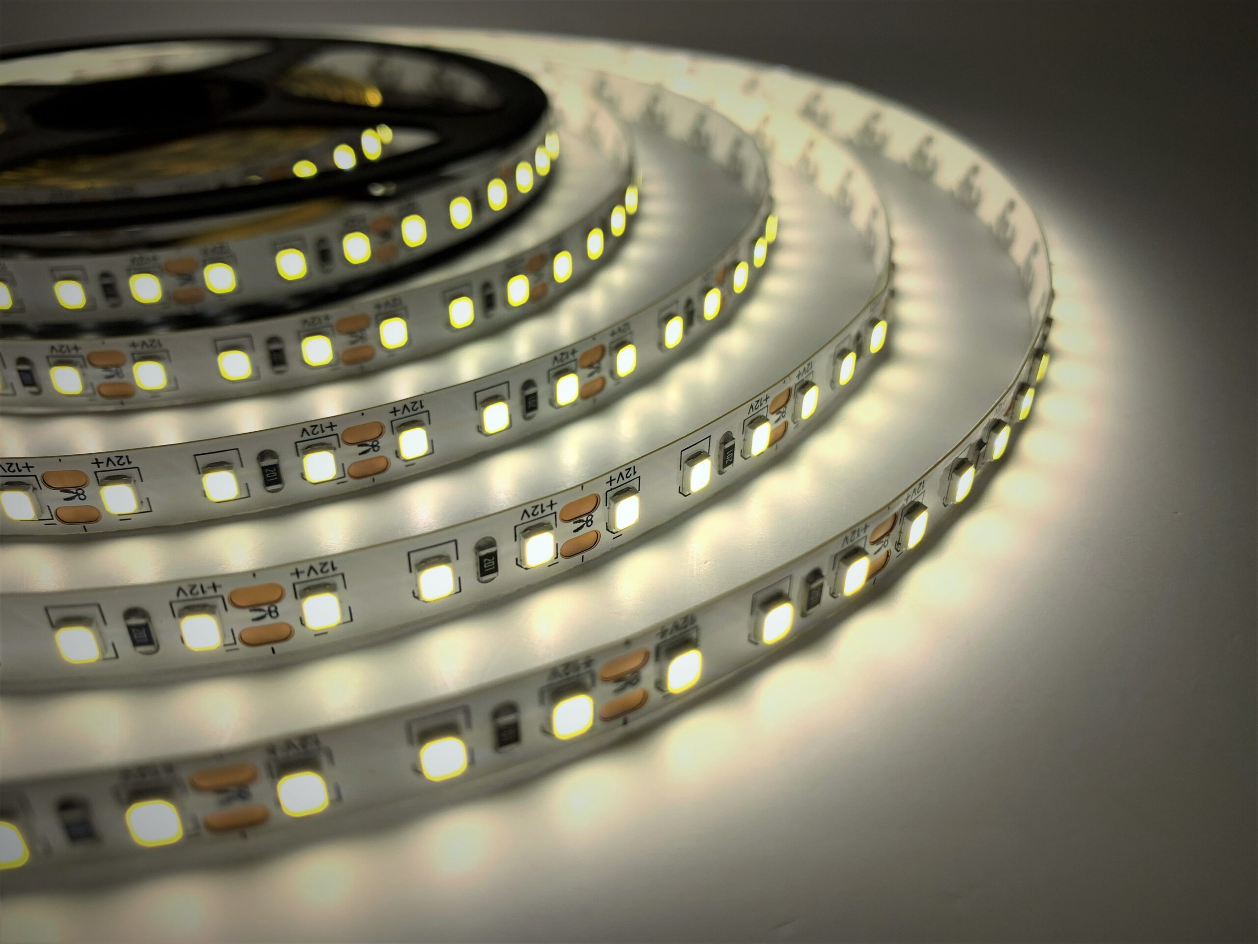 Biom SMD2835 120LED/м 9,6W/m 12V IP20 нейтральний білий (4000–4500K) Світлодіодна стрічка, Biom, SMD2835, 120LED/м, 9,6W/m, 12V, IP20, нейтральне біле світло, LED стрічка 12V, підсвітка меблів, підсвітка інтер’єру, підсвітка ніш, декоративне освітлення, купити світлодіодну стрічку.