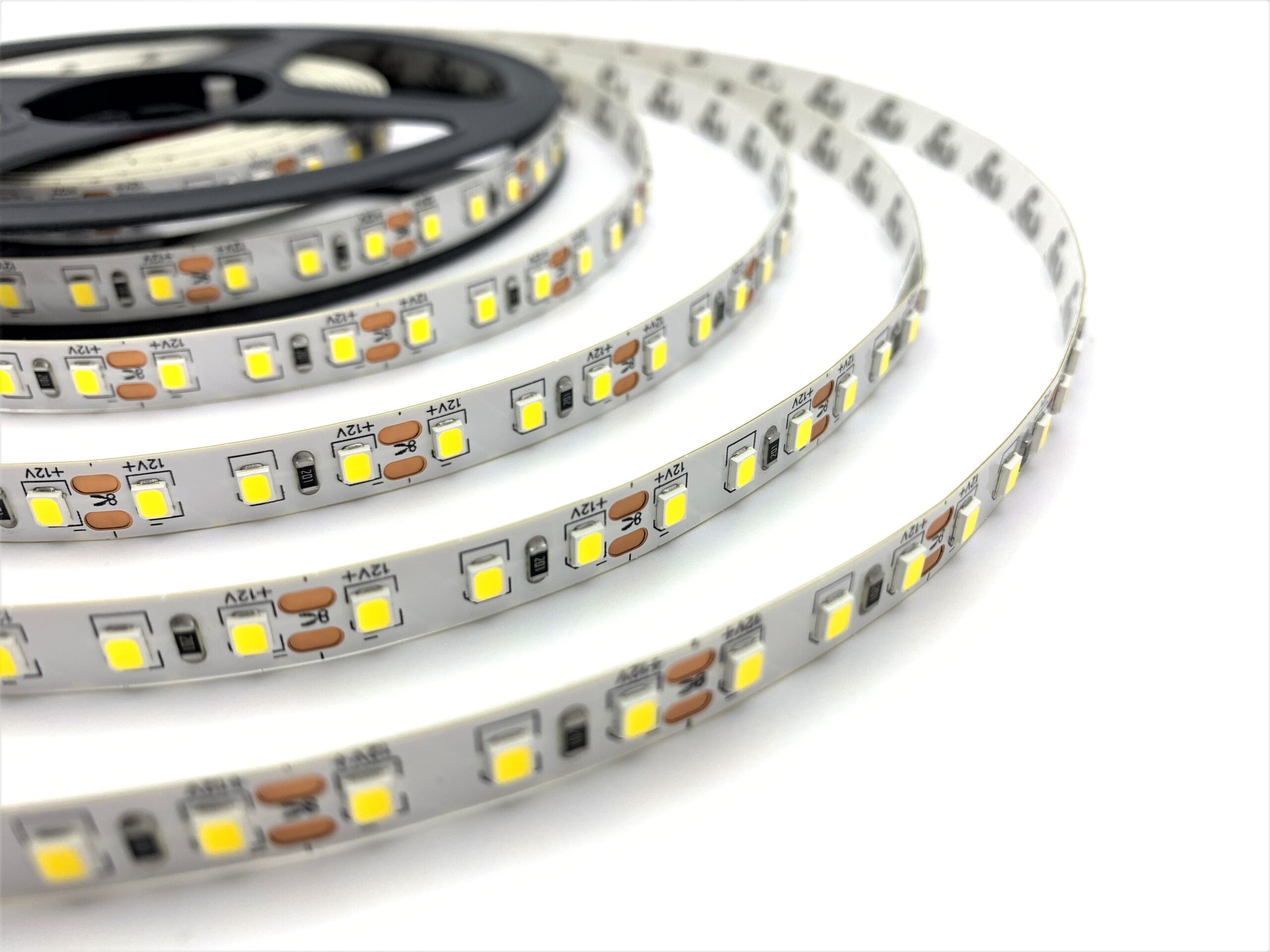 Biom SMD2835 120LED/м 9,6W/m 12V IP20 нейтральний білий (4000–4500K) Світлодіодна стрічка, Biom, SMD2835, 120LED/м, 9,6W/m, 12V, IP20, нейтральне біле світло, LED стрічка 12V, підсвітка меблів, підсвітка інтер’єру, підсвітка ніш, декоративне освітлення, купити світлодіодну стрічку.