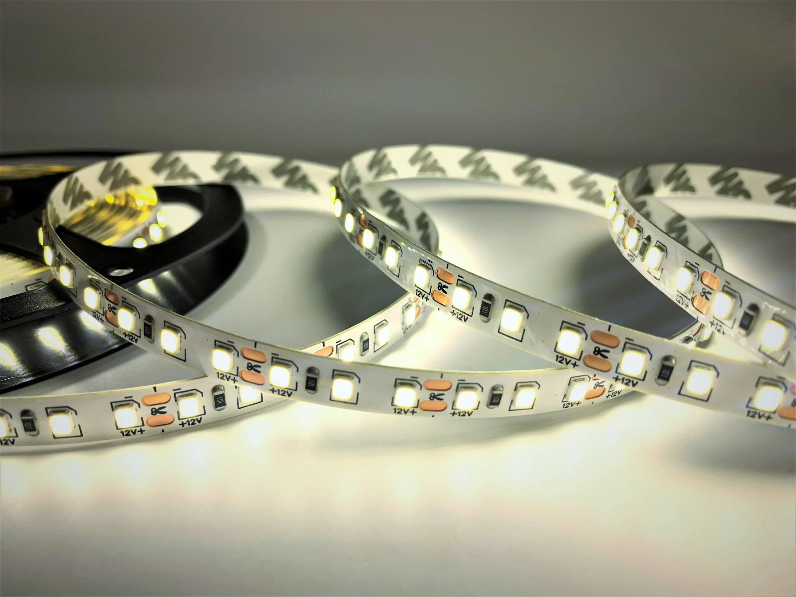 Biom SMD2835 120LED/м 14,4W/m 12V IP20 нейтральний білий (4000–4500K) Світлодіодна стрічка, Biom, SMD2835, 120LED/м, 14,4W/m, 12V, IP20, нейтральне біле світло, LED стрічка 12V, підсвітка меблів, підсвітка інтер’єру, підсвітка ніш, декоративне освітлення, купити світлодіодну стрічку.