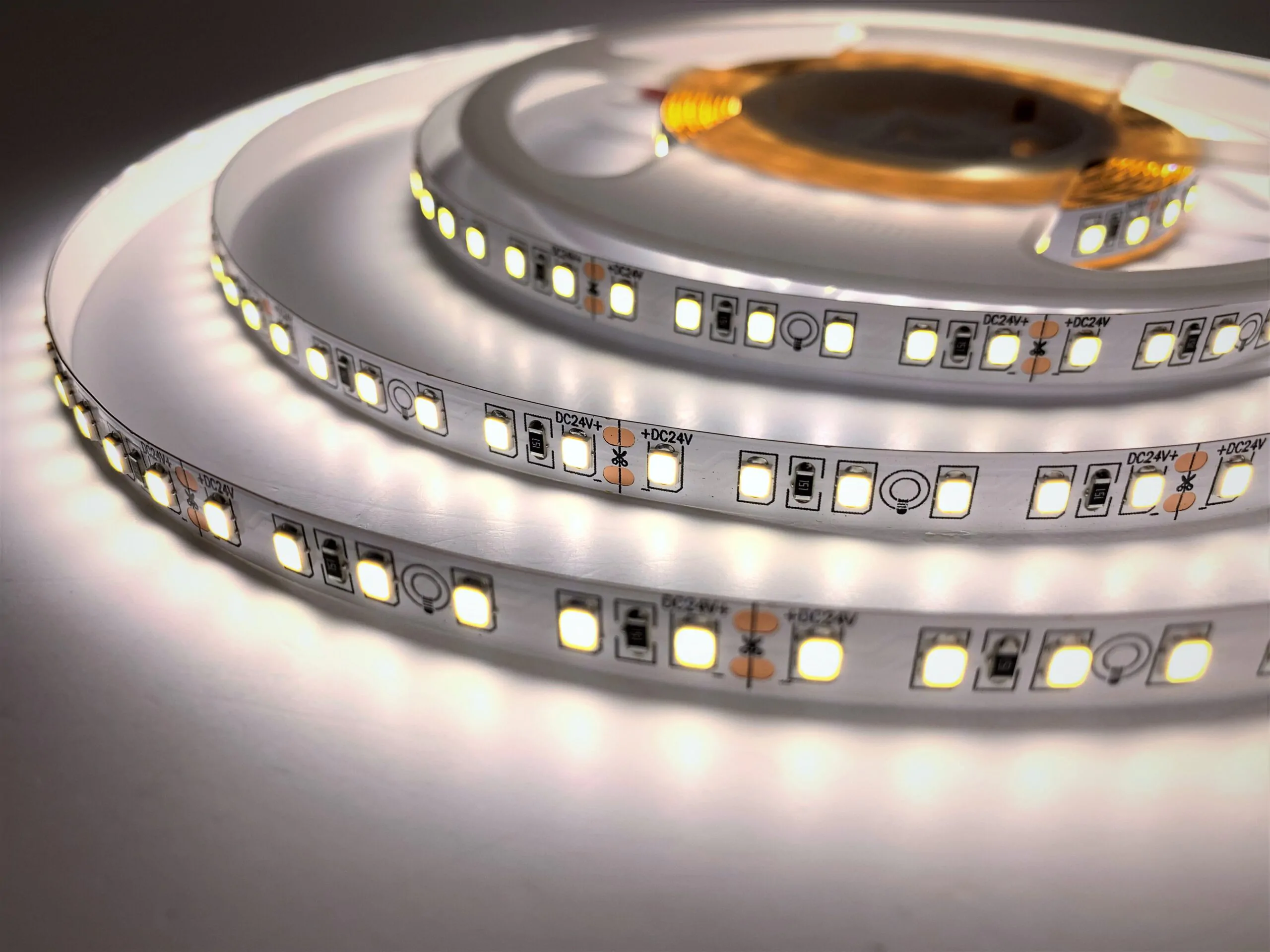 Biom SMD2835 120LED/м 13,5W/m 24V IP20, Світлодіодна стрічка, Biom, SMD2835, 120LED/м, 13,5W/m, 24V, IP20, LED стрічка 24V, підсвітка меблів, підсвітка інтер’єру, підсвітка ніш, підсвітка вітрин, купити світлодіодну стрічку, декоративне освітлення, гнучка стрічка.