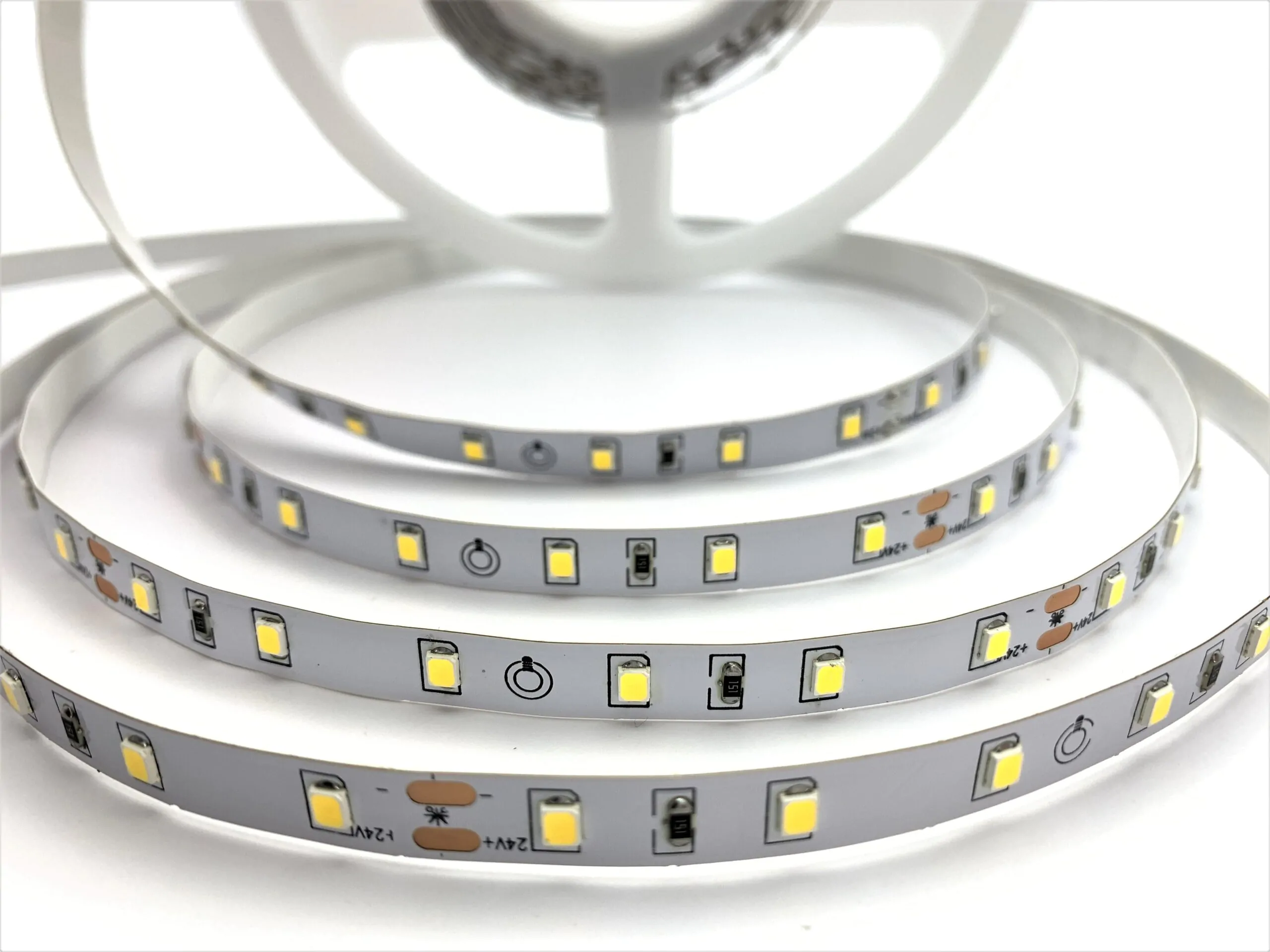 Світлодіодна стрічка Biom SMD2835 24V 6.5W/m нейтральний білий 4000K-4500K IP20 на білому фоні