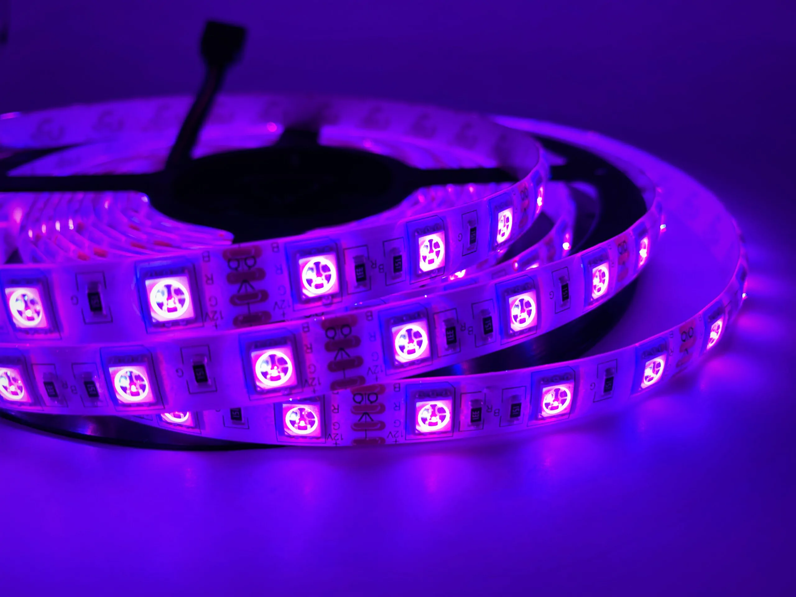 Biom SMD5050 60 LED 14,4W/m 12V IP65 теплий білий (2700–3500K) світлодіодна стрічка, led стрічка 12v, лед стрічка 12в, світлодіодна стрічка 12 вольт, світлодіодна стрічка теплий білий, led стрічка для підсвітки, led стрічка biom, купити світлодіодну стрічку, купити led стрічку, led стрічка smd5050, світлодіодна стрічка smd5050, світлодіодна стрічка ip65, водозахищена led стрічка, led стрічка для ванної, led стрічка для кухні, 60 led/м, тепле біле світло