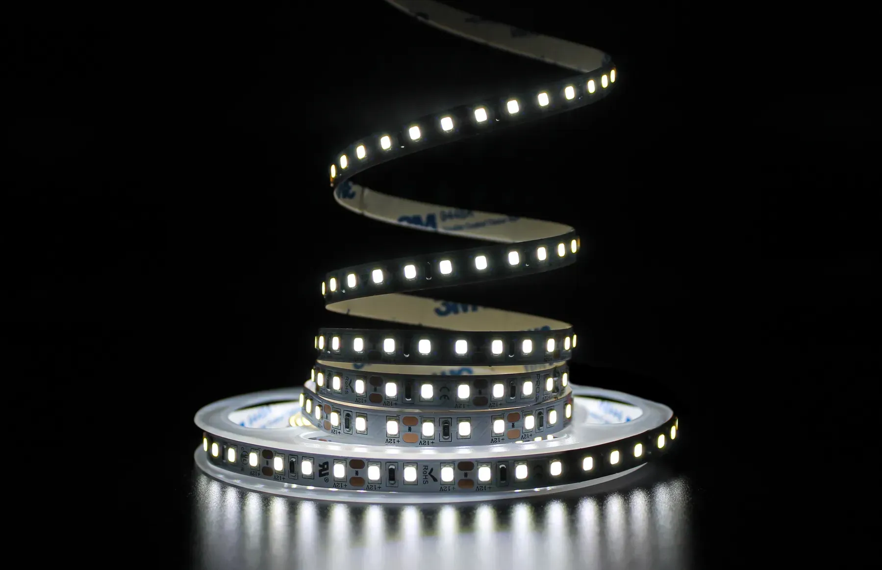 Світлодіодна стрічка PROLUM PRO SMD2835 120LED 14W/m 1500Lm/m 12V IP20 (5500-6000K) світлодіодна стрічка, LED стрічка, світлодіодна стрічка 12V, LED стрічка SMD2835, PROLUM PRO, нейтральна LED стрічка, стрічка для кухні, освітлення інтер’єру, купити LED стрічку.