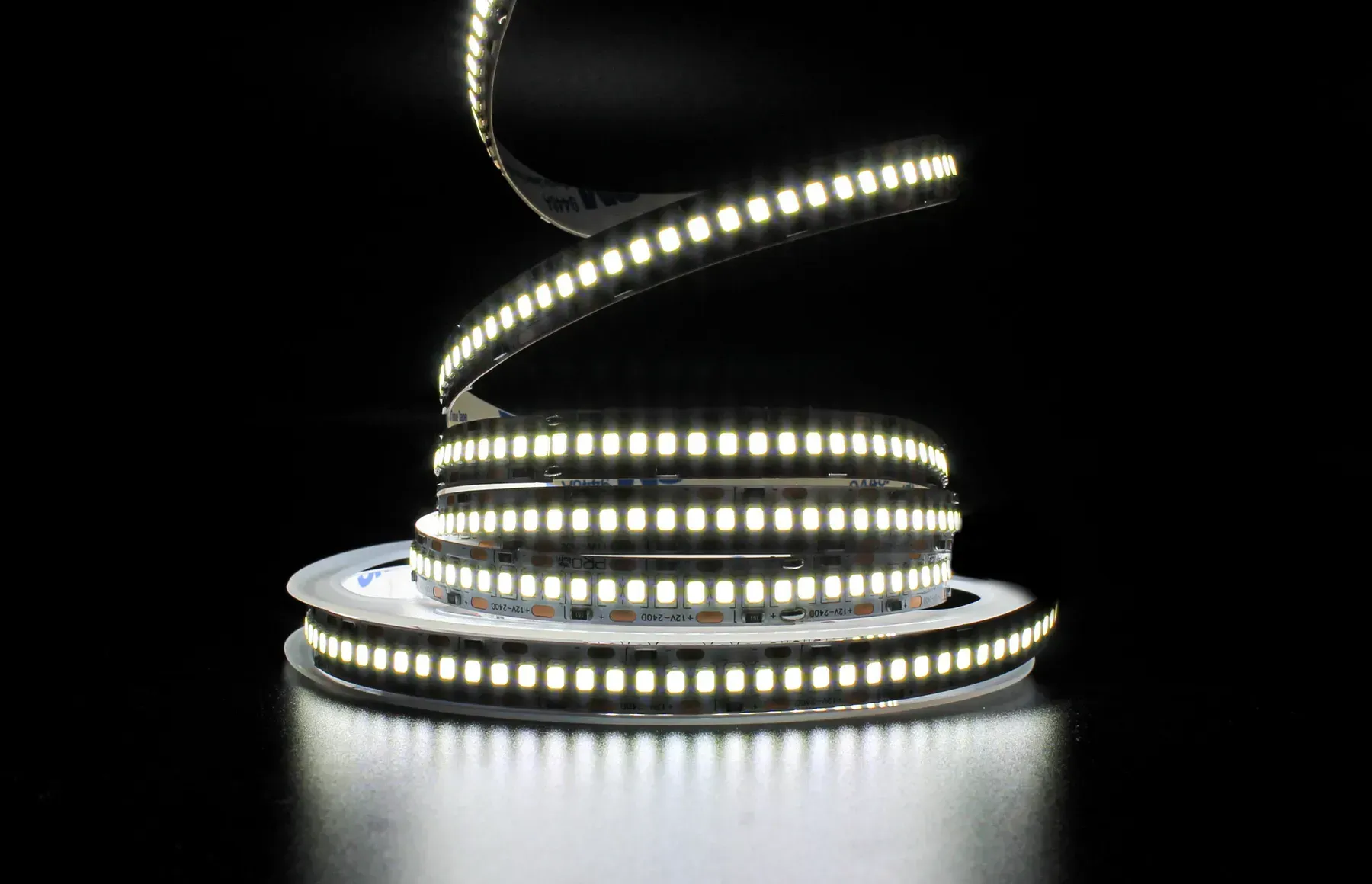 Світлодіодна стрічка PROLUM SG SMD2835 240LED 19W/m 2400Lm/m 12V IP20 (5500-6000К) вітлодіодна стрічка PROLUM SG, LED стрічка 12V, нейтральне біле світло 5500-6000К, стрічка для інтер’єру, LED підсвічування меблів, світлодіодна стрічка IP20, LED 240LED, купити LED стрічку Україна